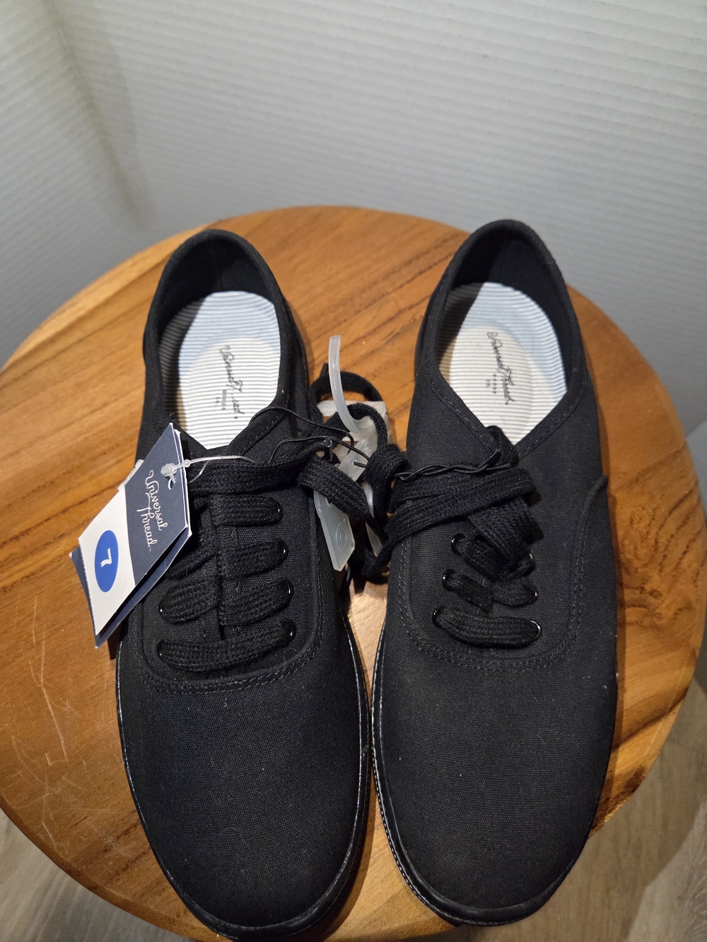Universal Thread Women's Black Canvas Lace-Up Low-Top Sneakers